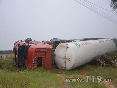 天然气槽车侧翻 消防穿防化服戴空呼器救援