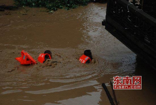 组图：天兔登陆多地被淹 消防脸盆当船救婴儿