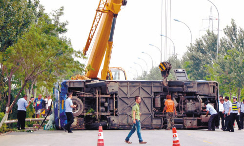 沈阳机场大巴侧翻 19名乘客受伤全错过航班