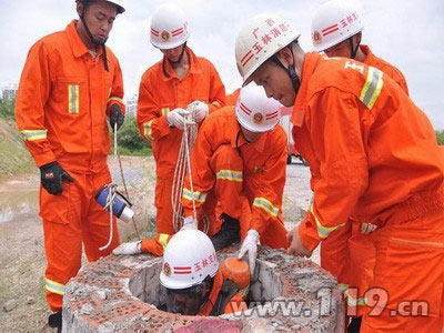 组图：艾滋病患者跳井自杀 消防寻找打捞