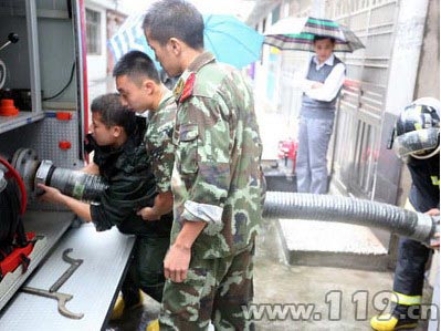 组图：暴雨侵袭现内涝 宜昌消防死守生命线