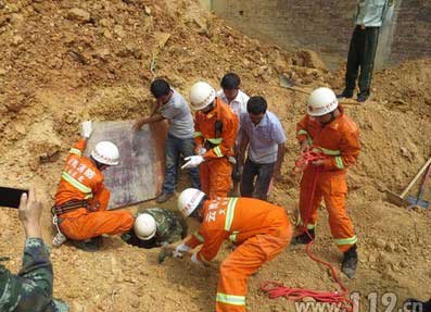 地基坍塌工人被埋 消防挖地三尺急救援/图