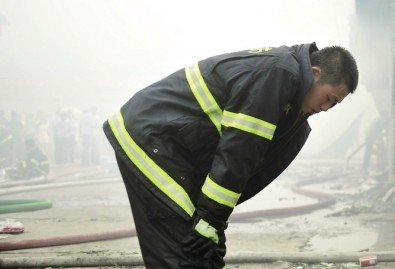 黎明建材市场火烧7店 消防栓水压低误救援