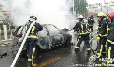 北京朝阳路大黄庄桥一轿车自燃 消防救援/图