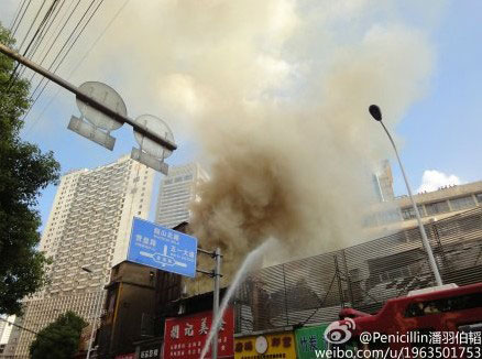 直击现场：长沙一餐馆起火 消防迅速救援