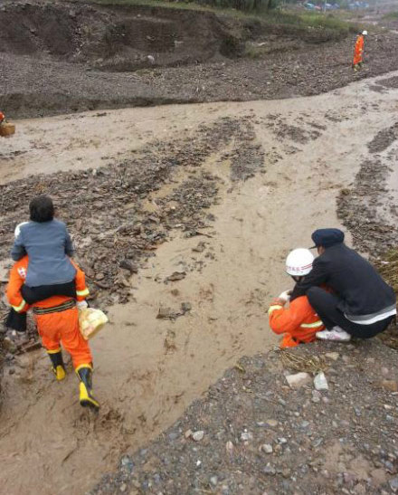 组图：岷县村庄遭受雹洪泥石流灾害 8人死亡