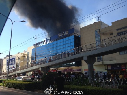 直击现场：北京朝阳区双井家乐福突发大火