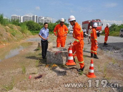 组图：艾滋病患者跳井自杀 消防寻找打捞