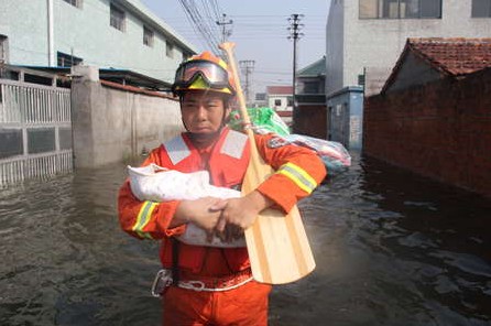 浙江消防紧急转移安置余姚竹山村被困村民