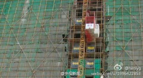 江苏常州东郡花苑施工电梯坠落 5人死亡/图