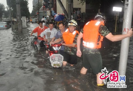 水漫北京城 海淀消防紧急排水救援群众/图