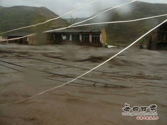 组图：岷县发生雷电冰雹暴雨灾害 7死1失踪