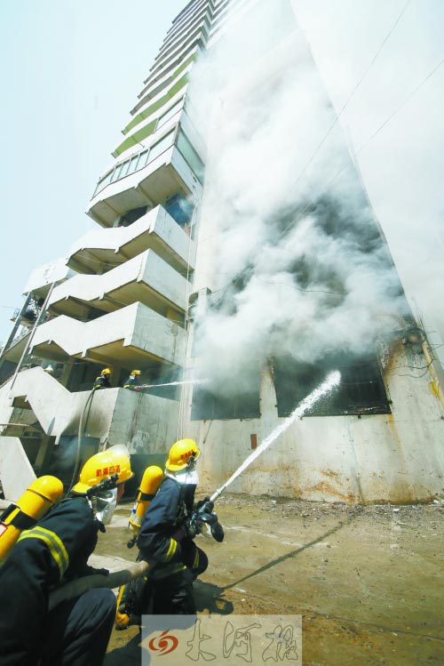 洛阳春蕾大厦起火 市民拿湿毛巾捂鼻逃生