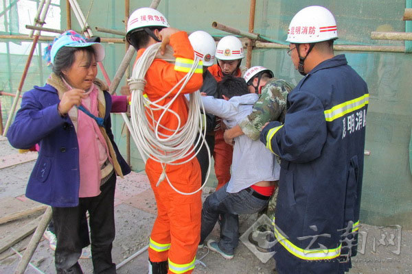 年轻男子为讨医药费爬上工地跳楼 消防救下