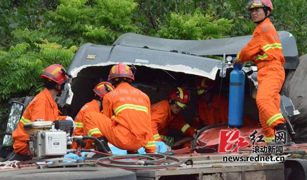 岳华公路两货车相撞车头损毁 致2死2伤