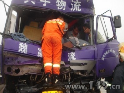 雨天路滑三车追尾困25名乘客 消防驰援/图