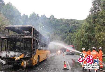 两大巴起火63人全部安全逃生 消防急排险