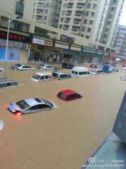 组图：深圳遭遇大暴雨 女司机被困车内死亡