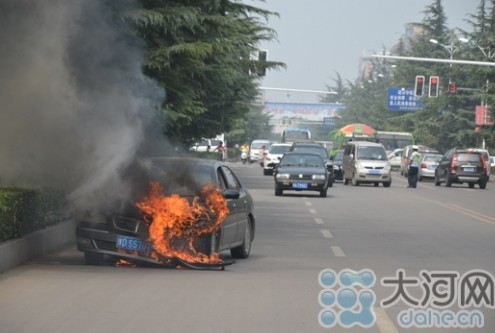 轿车闹市区自燃 不时有爆炸声传出/图