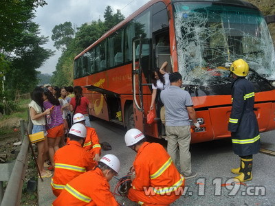 暑假旅游险丧命 消防救援49名被困游客/图