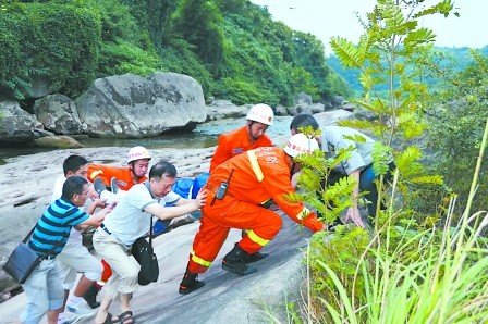 六旬翁野外驴行掉坡 消防爬坡救人/图