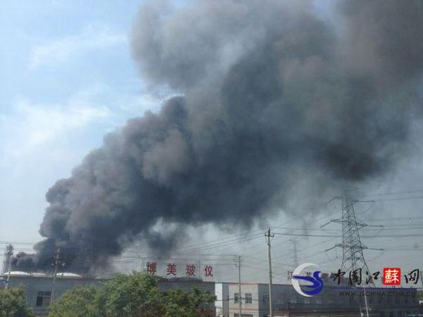 现场：江苏泰州润滑油公司爆炸 响声似地震