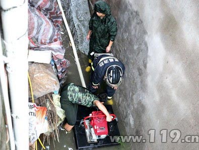 组图：暴雨侵袭现内涝 宜昌消防死守生命线