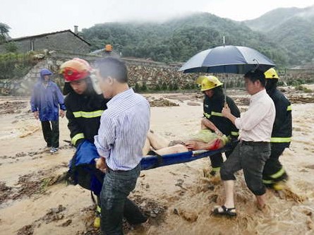 台风来袭村民被困 浙江消防全力战“菲特”