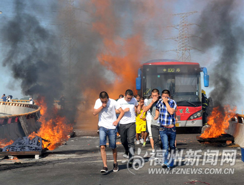 魁浦高架桥真实模拟三车相撞起火救援　