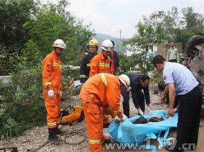 小轿车被两大车“残暴”挤压 消防驰援/图