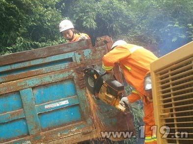 运沙车刹车失灵冲进山体 消防紧急破拆救人