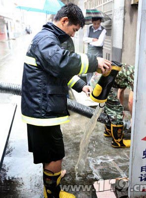 组图：暴雨侵袭现内涝 宜昌消防死守生命线