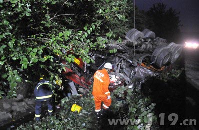 半挂车爆胎翻落高速 消防成功救出1人