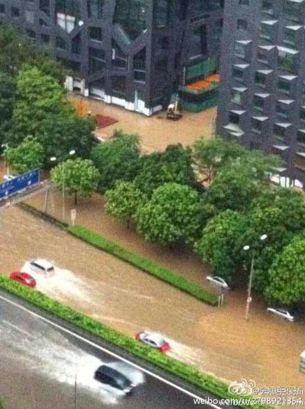 组图：深圳遭遇大暴雨 女司机被困车内死亡