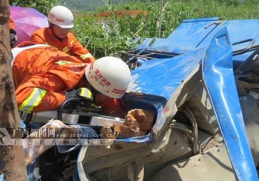 贺州一卡车侧翻司机被困 消防破拆救人/图