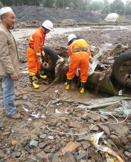 组图：岷县村庄遭受雹洪泥石流灾害 8人死亡