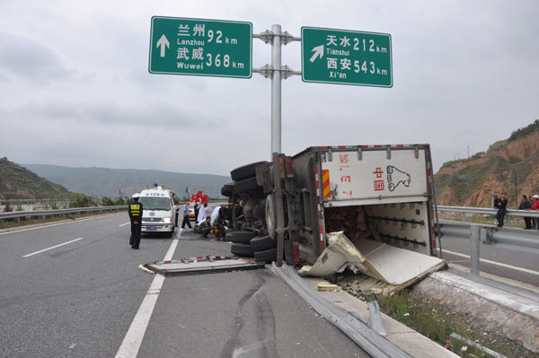 组图：半挂车撞护栏1死2伤 定西消防紧急救援