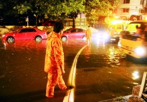 北京强降雨 十多辆车被泡消防深夜排水/图