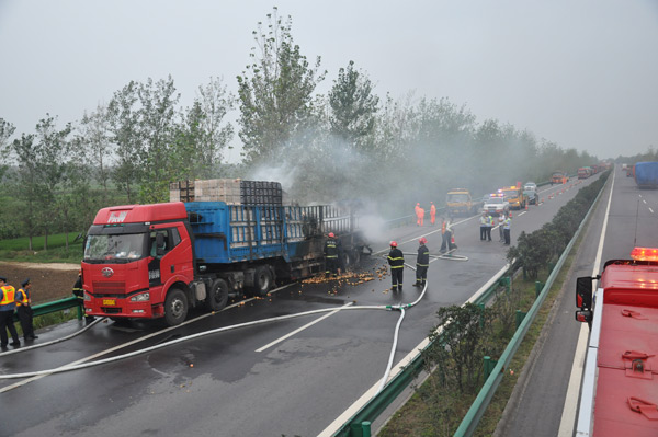 宁洛高速货车爆胎起火 大半车苹果烧焦/图