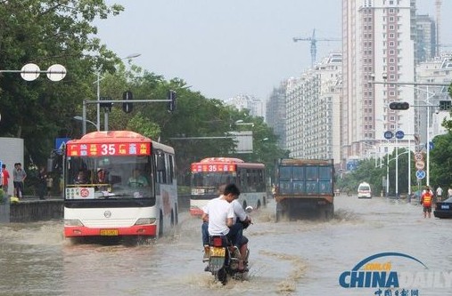 台风“天兔”致海水倒灌广东汕头城区/图