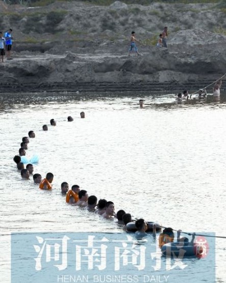 少年河中游泳遇险 消防村民拉人网搜救