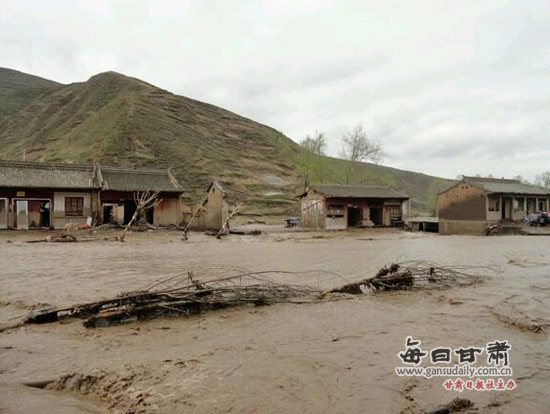 组图：岷县村庄遭受雹洪泥石流灾害 8人死亡