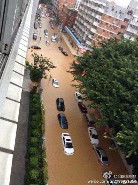 现场直击：深圳大部今晨遭强降雨 已致2死