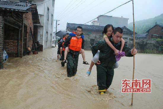 组图：天兔登陆多地被淹 消防脸盆当船救婴儿