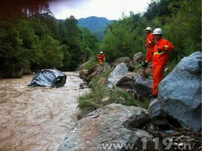 面包车翻下30米悬崖坠河中 消防涉险营救