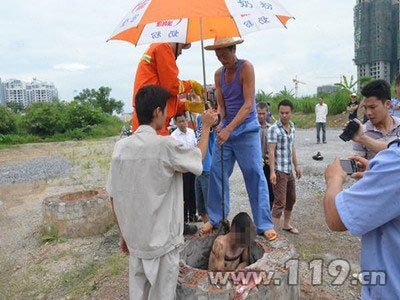 组图：艾滋病患者跳井自杀 消防寻找打捞