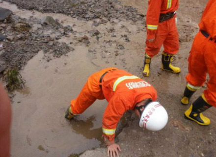 组图：岷县村庄遭受雹洪泥石流灾害 8人死亡