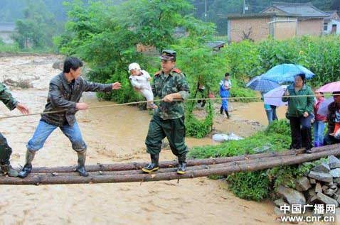 甘肃天水暴雨 消防“孤岛”营救78人/图