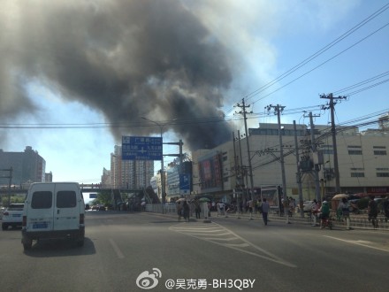 直击现场：北京朝阳区双井家乐福突发大火