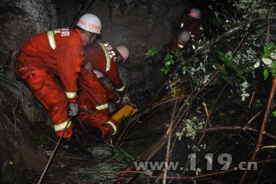 宁波驴友失踪“老穿岩” 消防等进山搜救